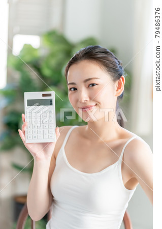 20多歲女性的美容費用 79486376