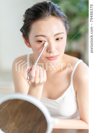 eye shadow 79486378