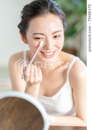 eye shadow 79486379