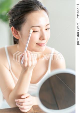 eye shadow 79486381