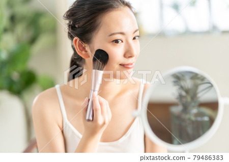 20多歲的女性化妝 79486383