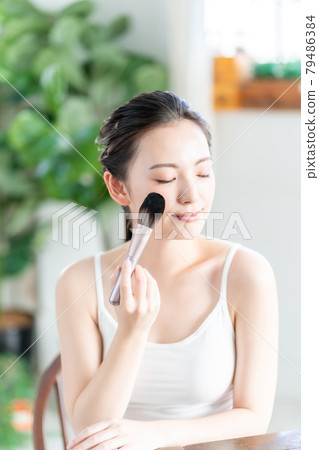 20多歲的女性化妝 79486384