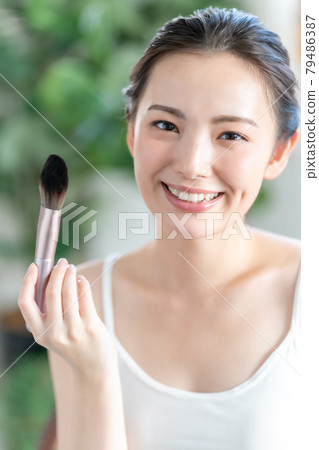 20多歲的女性化妝 79486387