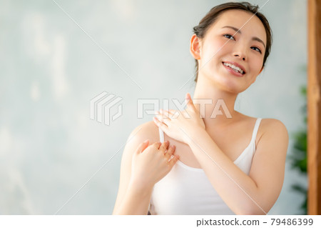 20s décolletage 79486399
