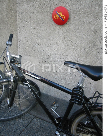 一輛很酷的黑色自行車就放在自行車停放禁止標誌前面 79486475