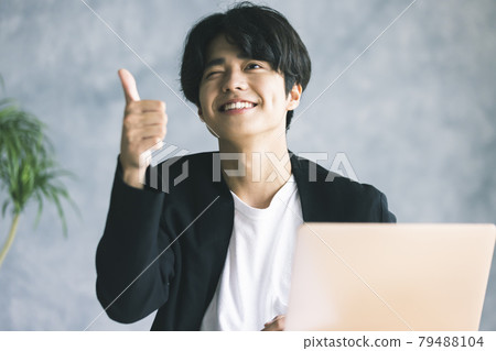 一個面帶微笑的年輕人 79488104