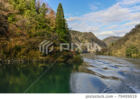 從遊輪上欣賞秋天的莊川峽谷 79489819