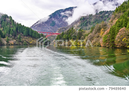 從秋天的莊川峽遊輪上看到的東賀橋 從秋天的莊川峽遊輪上看到的東賀橋 79489840