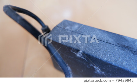 塵土飛揚的交流適配器 79489943