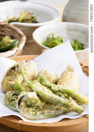 Spring wild vegetable tempura and small bowl 79491903