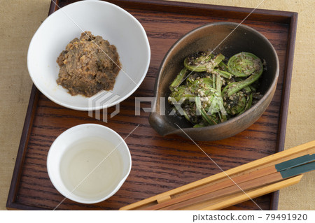 Spring small bowl and sake 79491920