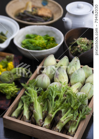 春季野菜和時令菜餚 79492030