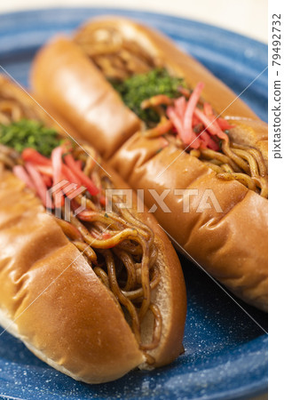 Yakisoba bread  79492732