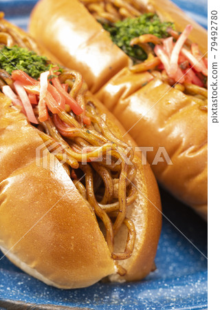 Yakisoba bread  79492780