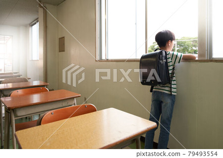 小學生在教室裡望著窗外 79493554