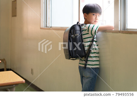 背著書包站在窗邊的小學生 79493556