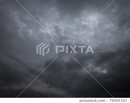 烏云密布 可能下雨的烏雲 79495103