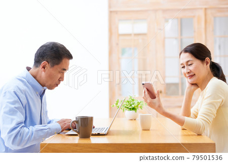 放鬆在客廳的資深夫婦 79501536
