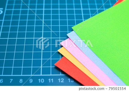 方格紙切割墊和彩色摺紙 79501554