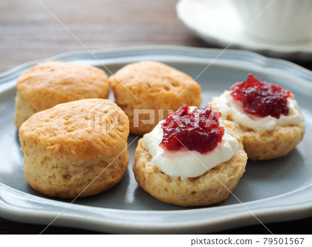 烤餅配果醬和奶油 79501567