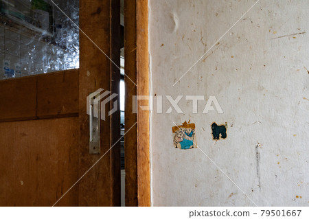 兒童接觸並弄髒的牆壁 79501667
