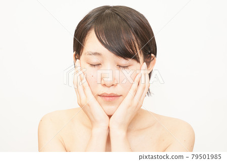 Image of a woman doing skin care 79501985