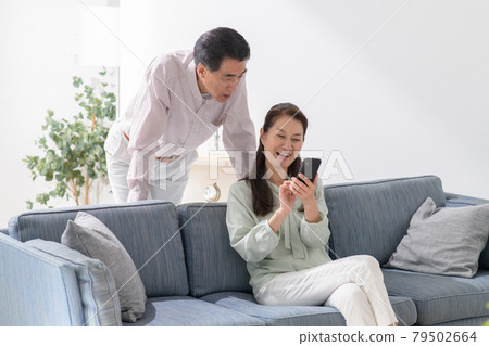 Senior couple good friend smartphone 79502664