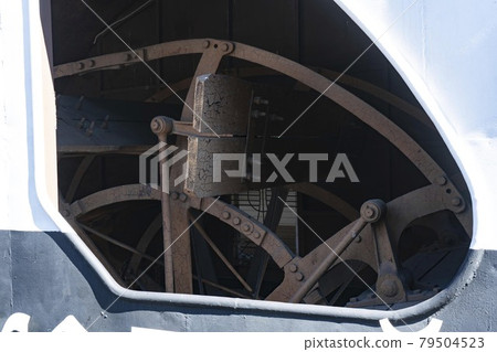 The rowing wheel of an old steamer. 79504523