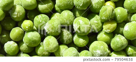 Fresh green frozen peas grains, nutritious and healthy green vegetables Fresh green frozen peas grains, nutritious and healthy green vegetables 79504638