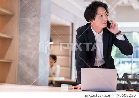 在自由地址辦公室使用筆記本電腦工作的男性員工拍攝合作“+ SHIFT NOGIZAKA” 79506259