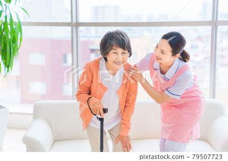 長期護理機構中的老年婦女和長期護理人員 79507723