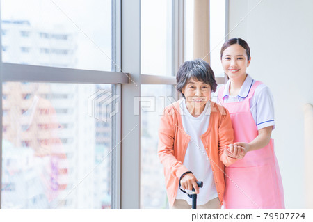 長期護理機構中的老年婦女和長期護理人員 79507724