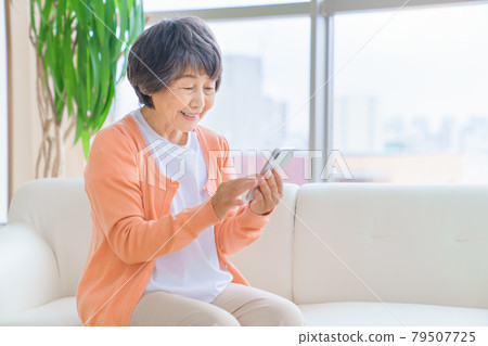 使用智能手機的高級女性 79507725