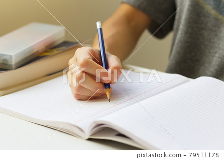 用鉛筆在筆記本上書寫 1 用鉛筆在筆記本上書寫 1 79511178