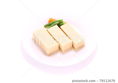 背景明亮的煮高野豆腐白湯 79512676