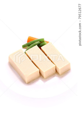 背景明亮的煮高野豆腐白湯 79512677