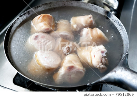 Boil the toes of the pig 79512869