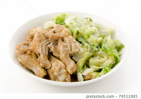 Boiled chicken wings and lettuce 79512885