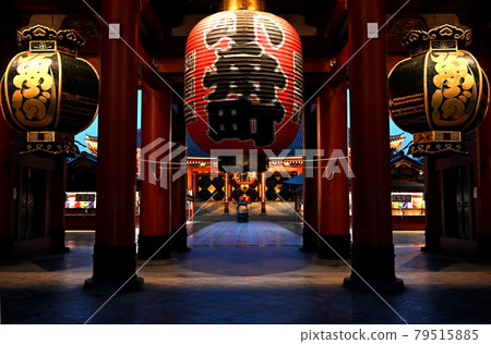 Tokyo Sensoji Temple Niomon Dusk Lighting Lighting 深邃而有光澤的色彩和陰影 Tokyo Sensoji Temple Niomon Dusk Lighting Lighting 深邃而有光澤的色彩和陰影 79515885