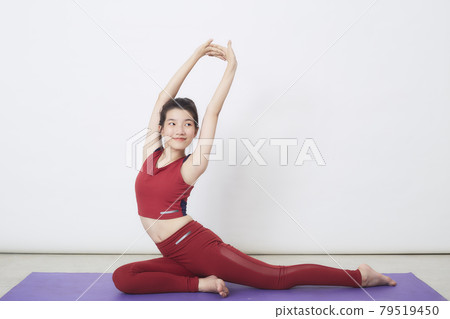 Full shot woman yoga pose 79519450