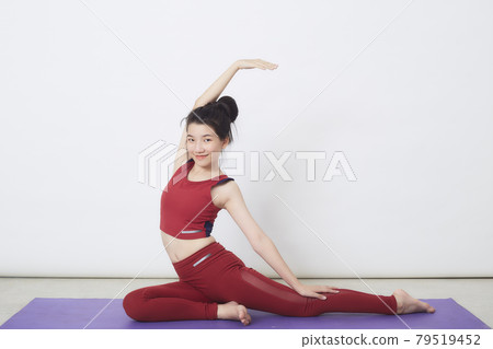 Full shot woman yoga pose 79519452