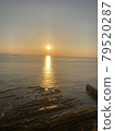 在海中的日落 79520287