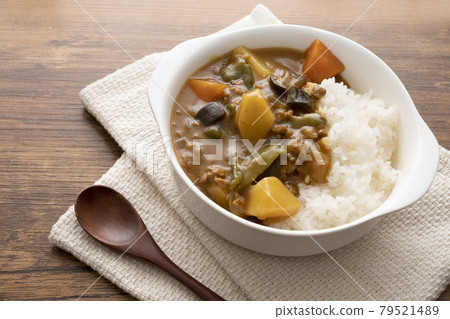 Minced meat and summer vegetable curry Minced meat and summer vegetable curry 79521489