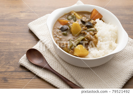 Minced meat and summer vegetable curry Minced meat and summer vegetable curry 79521492