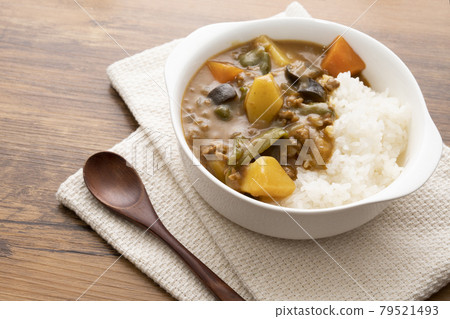 Minced meat and summer vegetable curry 79521493