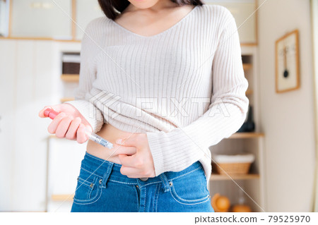 Female pen type that hits self-injection 79525970