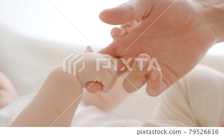 寶寶的手抓住爸爸的手指 79526616