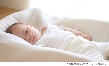 小睡嬰兒的睡臉 79526617