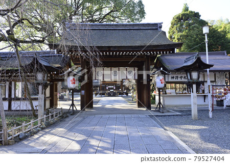 Hirano Shrine Flower Gate (Higashikamon) and Kasuga lantern 79527404