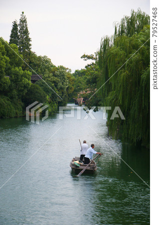 Boat ride in the water village of Wujian, China 79527468